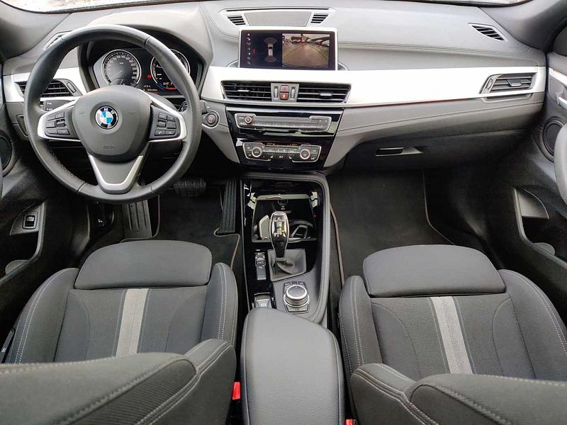 BMW X2 sDrive18i Advantage Plus LED PDC AHK Pano SHZ